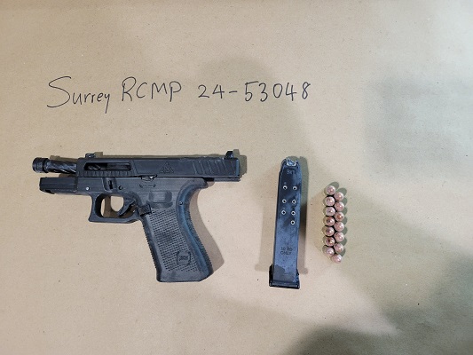 Arme de poing noire, chargeur, balles « Surrey RCMP 24-53048 »