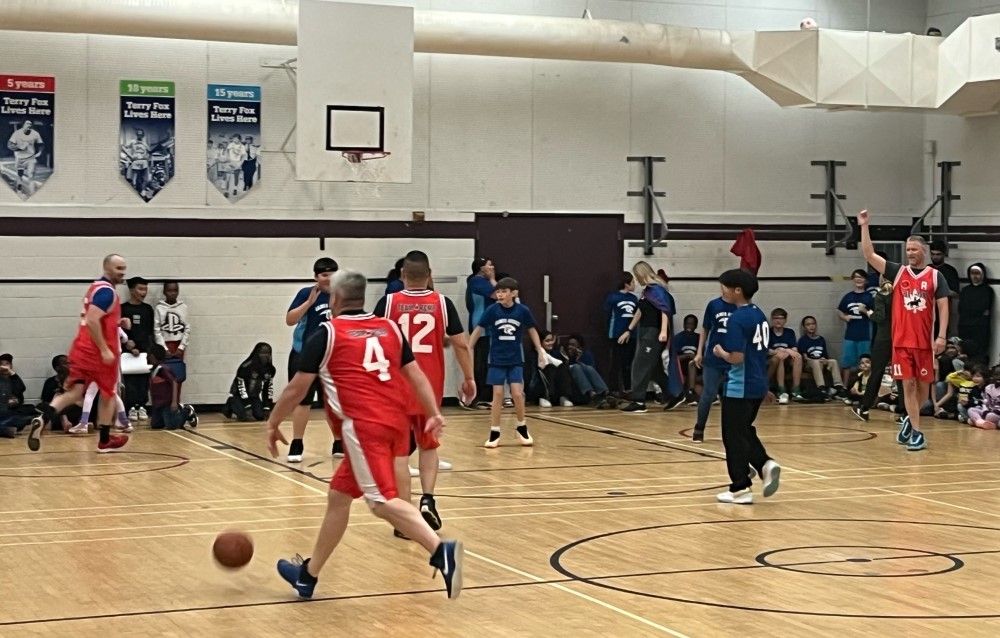  Photo d'officiers jouant au basket-ball avec des étudiants