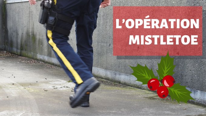 un policier marchant avec les mots l'opération mistletoe affichés