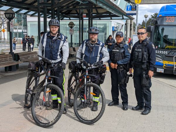 les agents du Groupe mobile des crimes de rue avec la Police du transport en commun de la région métropolitaine de Vancouver. 