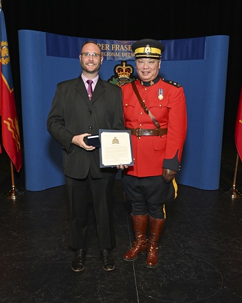 Matthew Goodyear, employé municipal, qui reçoit le Prix de l’officier responsable pour son rôle dans le soutien aux opérations de police